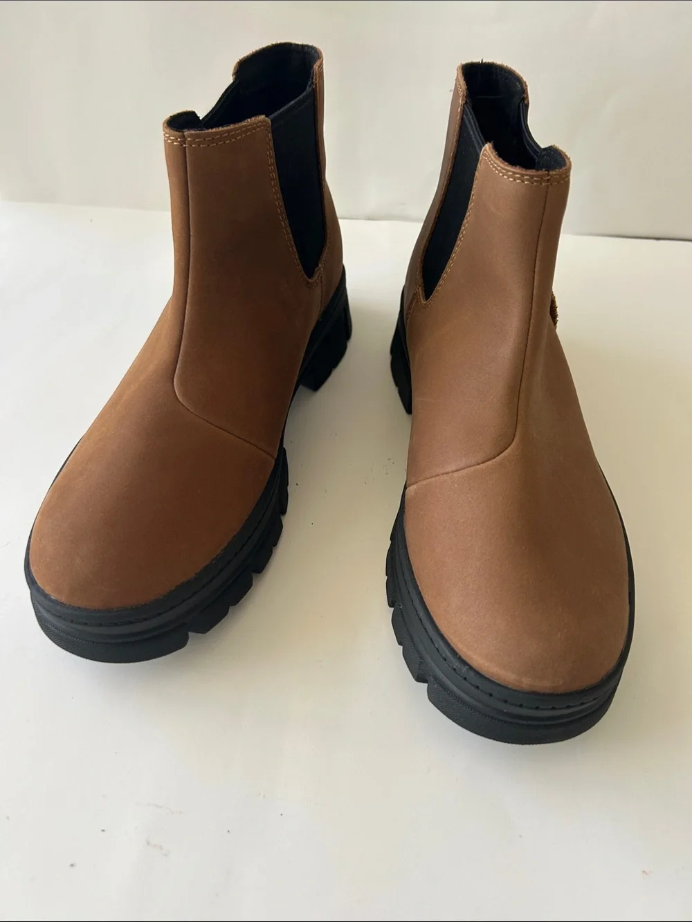 UGG® Kids Ashton Chelsea Boots Chestnut NWOT