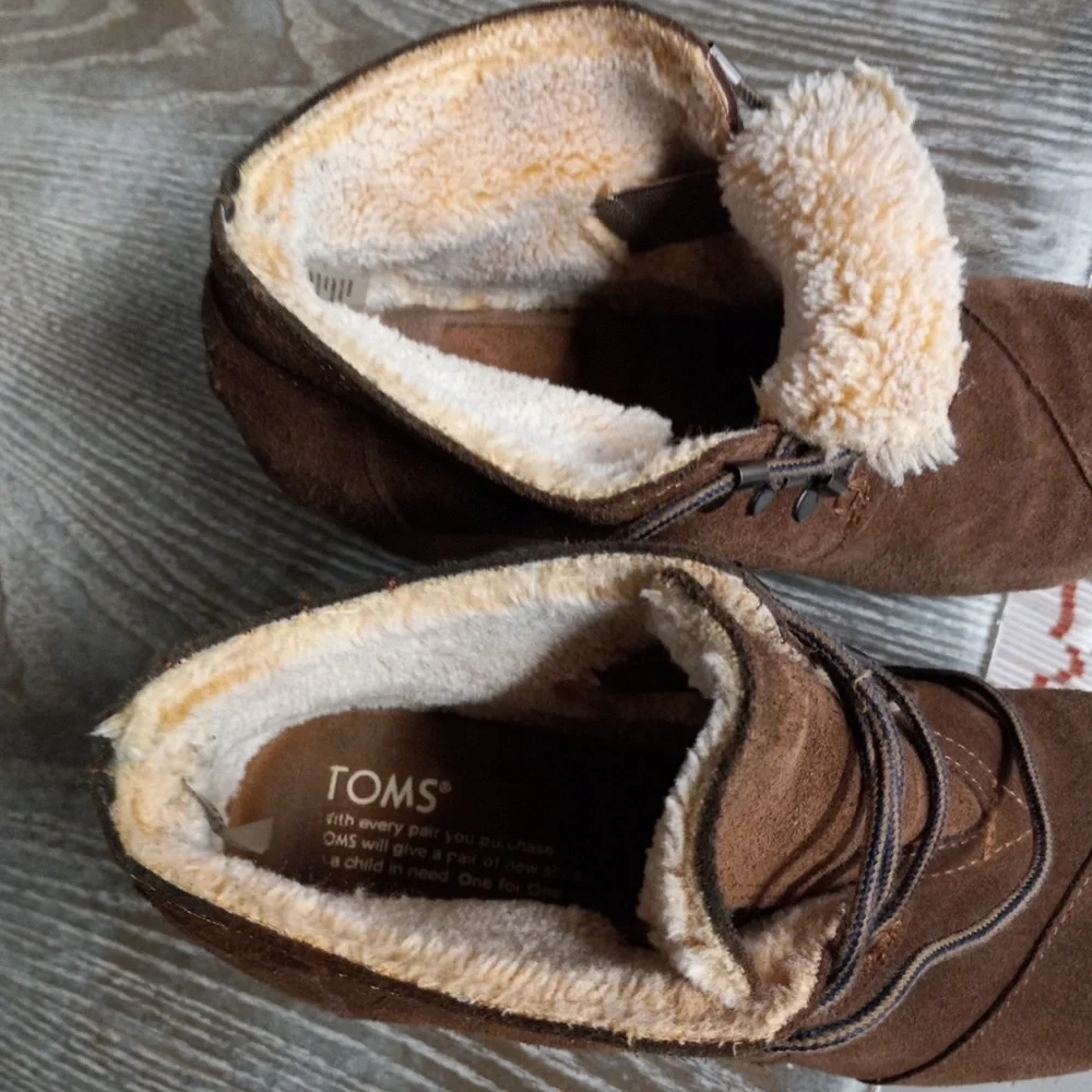 TOMS Shearling Lining Desert Suede Wedge Bootie size 8.5 Chestnut Brown EUC