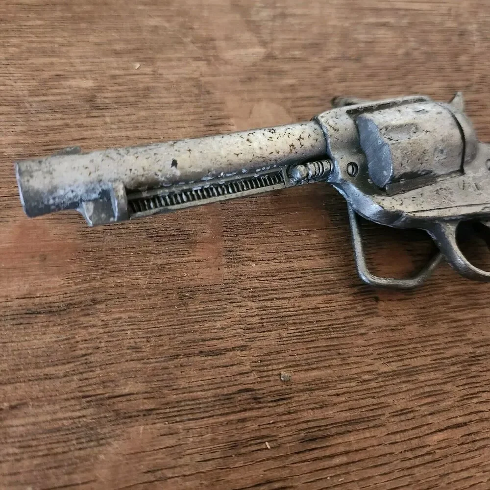 Indiana Metal Craft Gun Revolver Pistol Belt Buckle VINTAGE 1979 Western C232