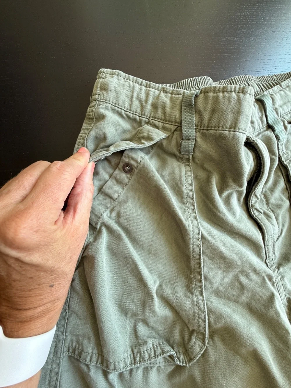 GAP button olive