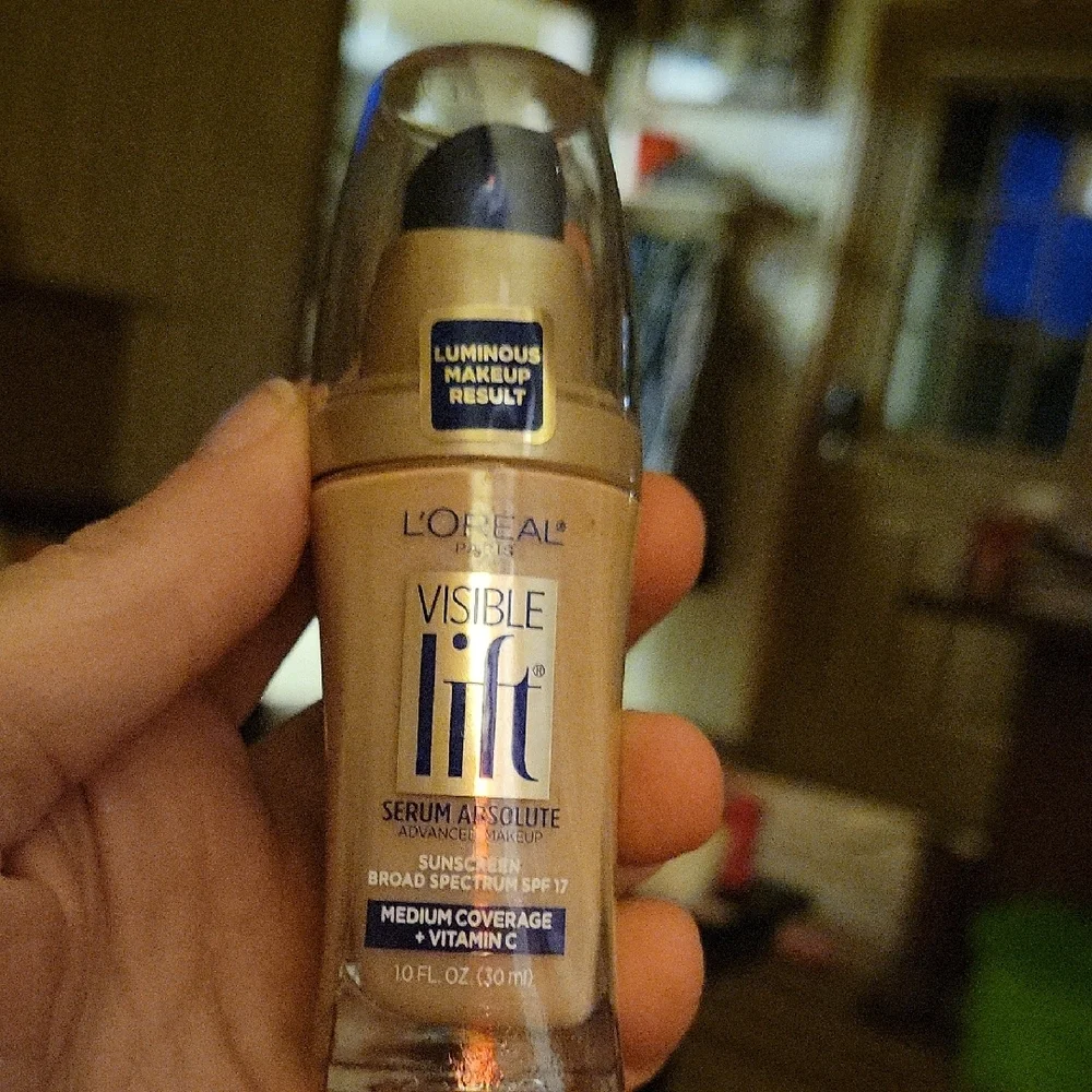 143 L'Oreal New Visible Lift Serum Absolute Foundation Light Ivory