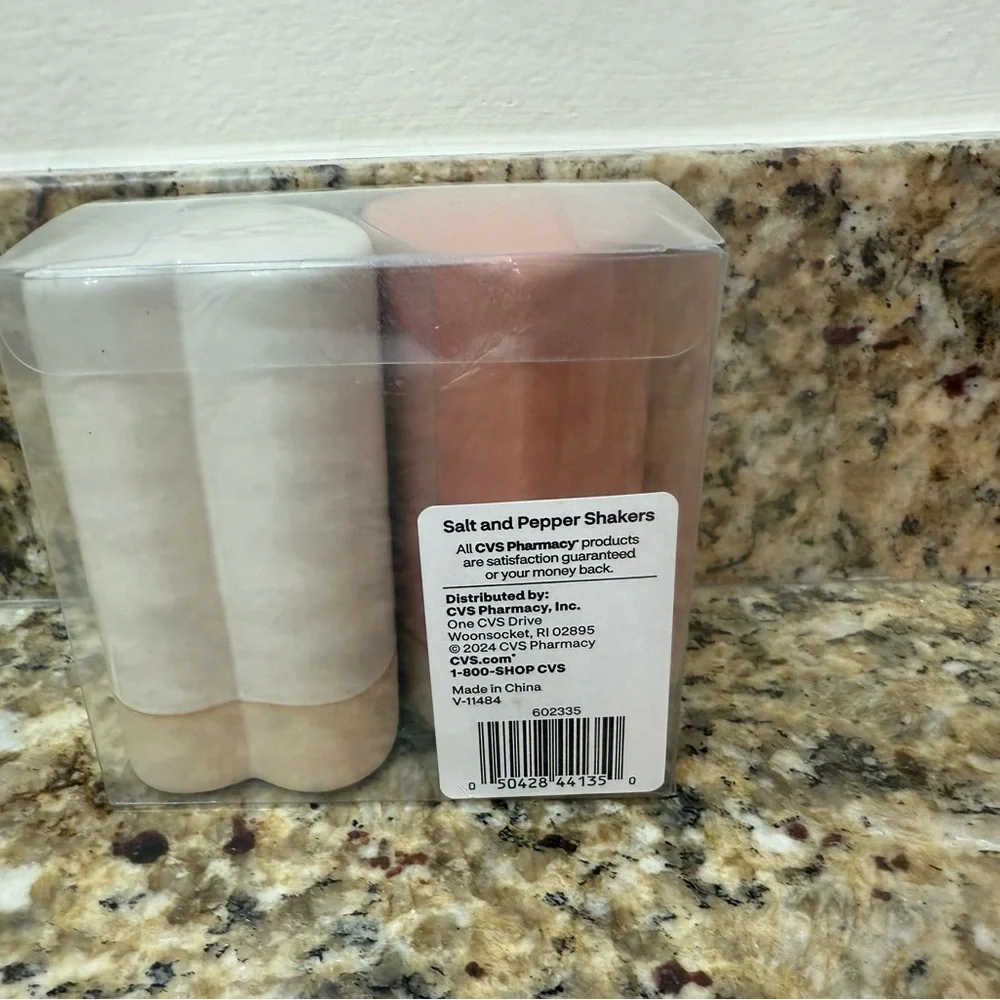 NWT 2 Heart Shaped Salt and Pepper Shaker