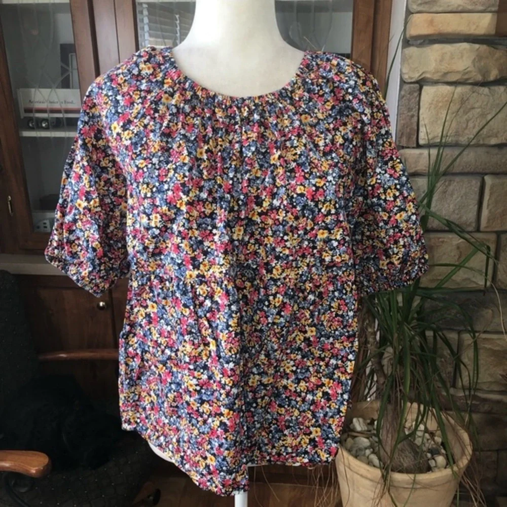 OLD NAVY SIZE LARGE FLORAL PEPLUM TOP WITH PUFF SHORT SLEEVES SLIGHT CROP EUC