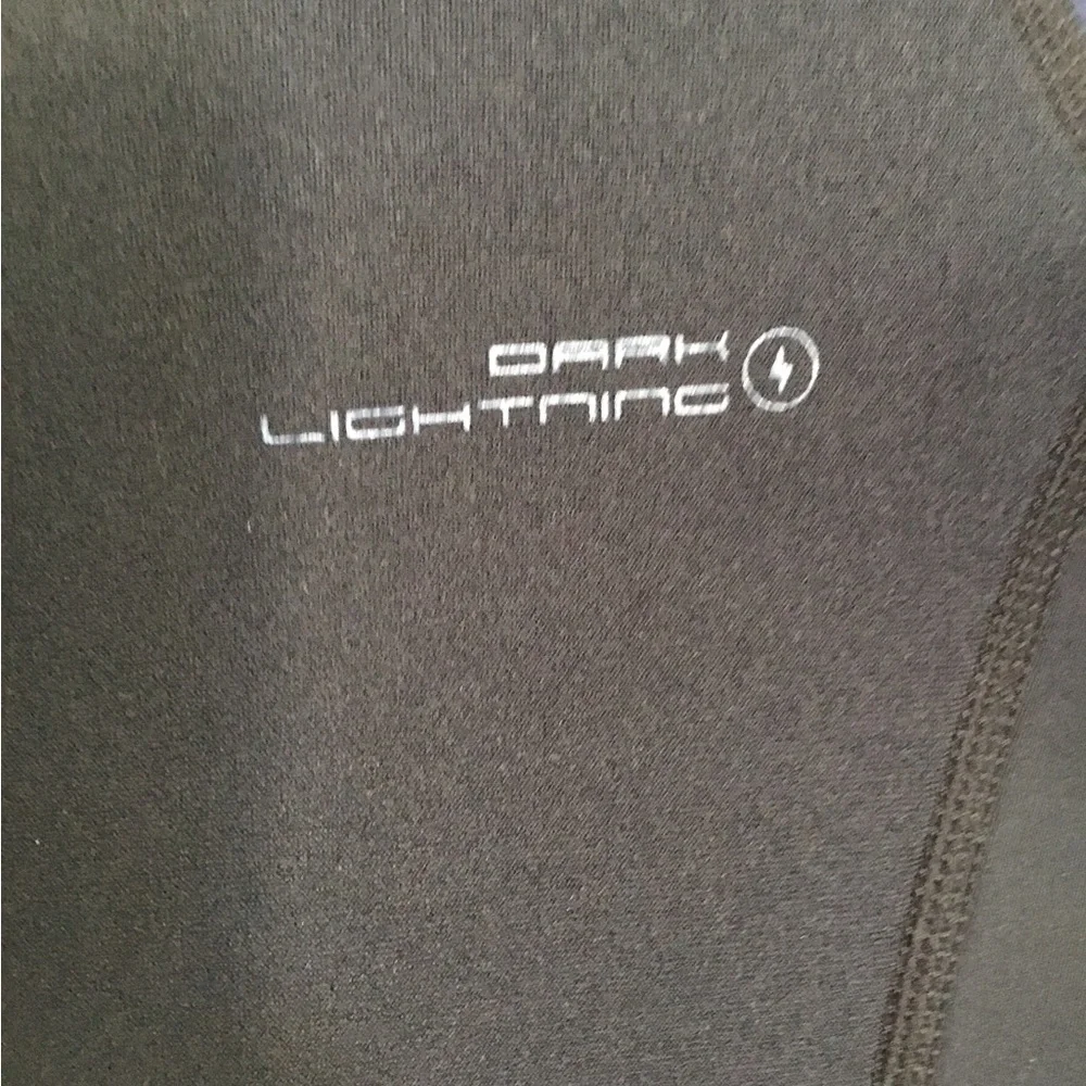 dark ligthing construction provides wetsuit