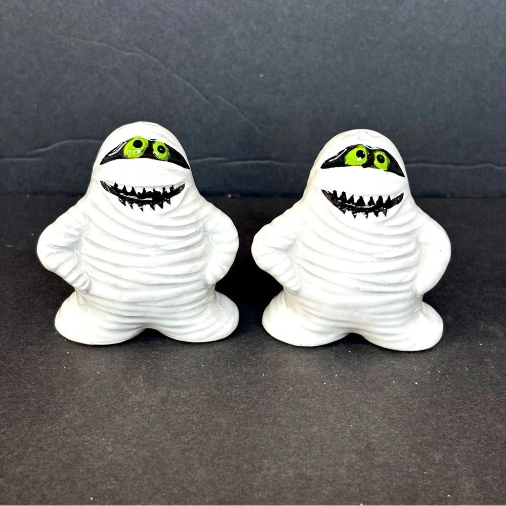 Hotel Transylvania  Mummy Salt And Pepper Sharker With Plugs Halloween Decor
