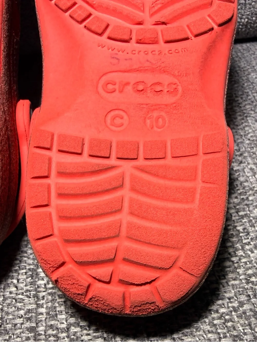 CROCS own red