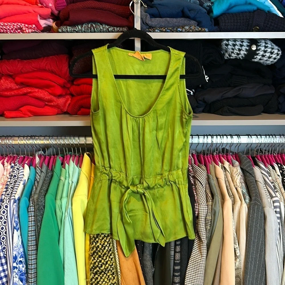 Tory Burch apple green sleeveless scoop neck 100% silk blouse size 6