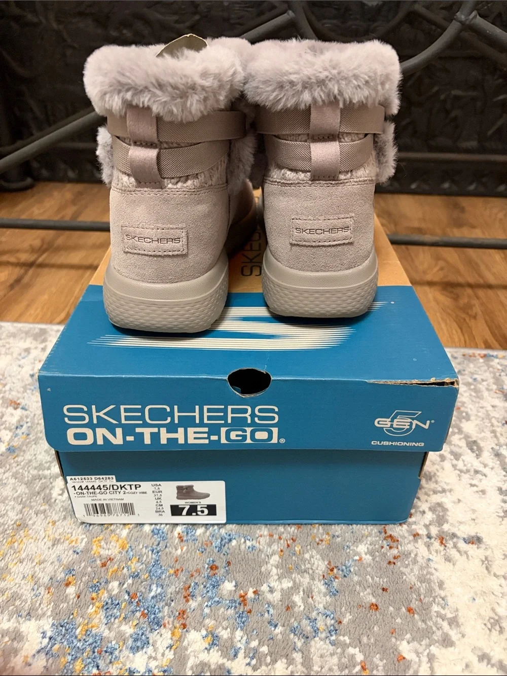 Sketcher stylish day collar