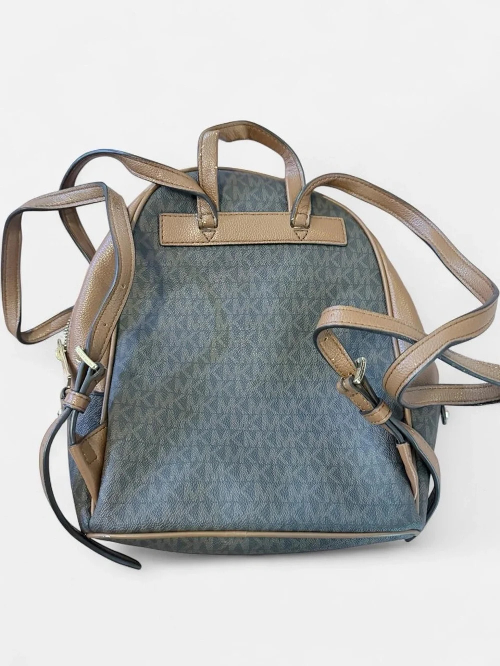 Michael Kors smoothly shape light