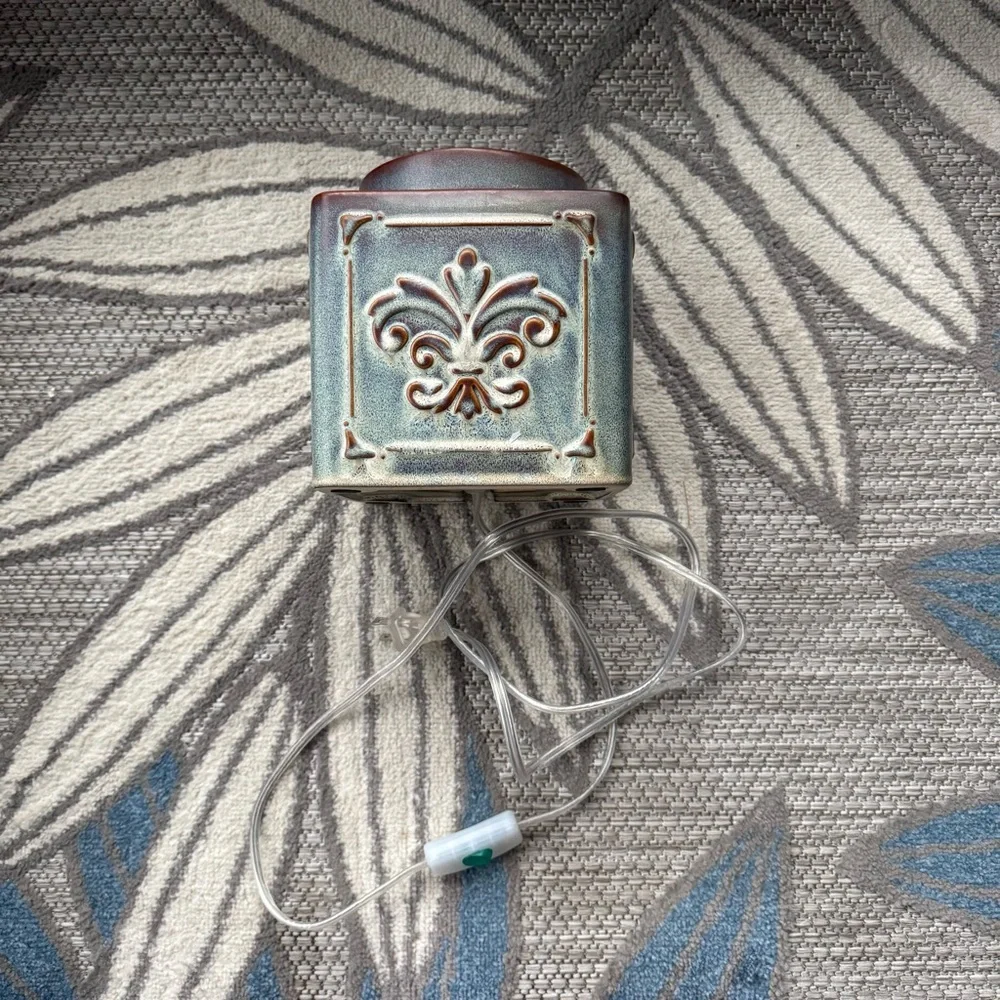 Yankee Candle Large Electric Melt Warmer Scenterpiece Damask Farmhouse BlueBrown