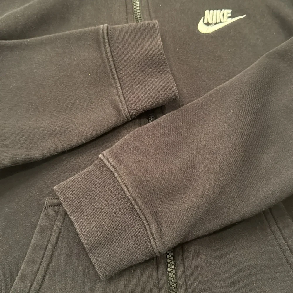 Nike boys black