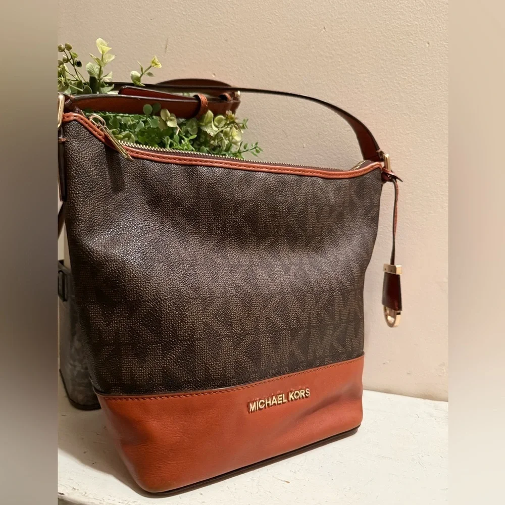 Michael Kors Bedford Monogram Messenger Crossbody Bag in Brown Leather Purse EUC