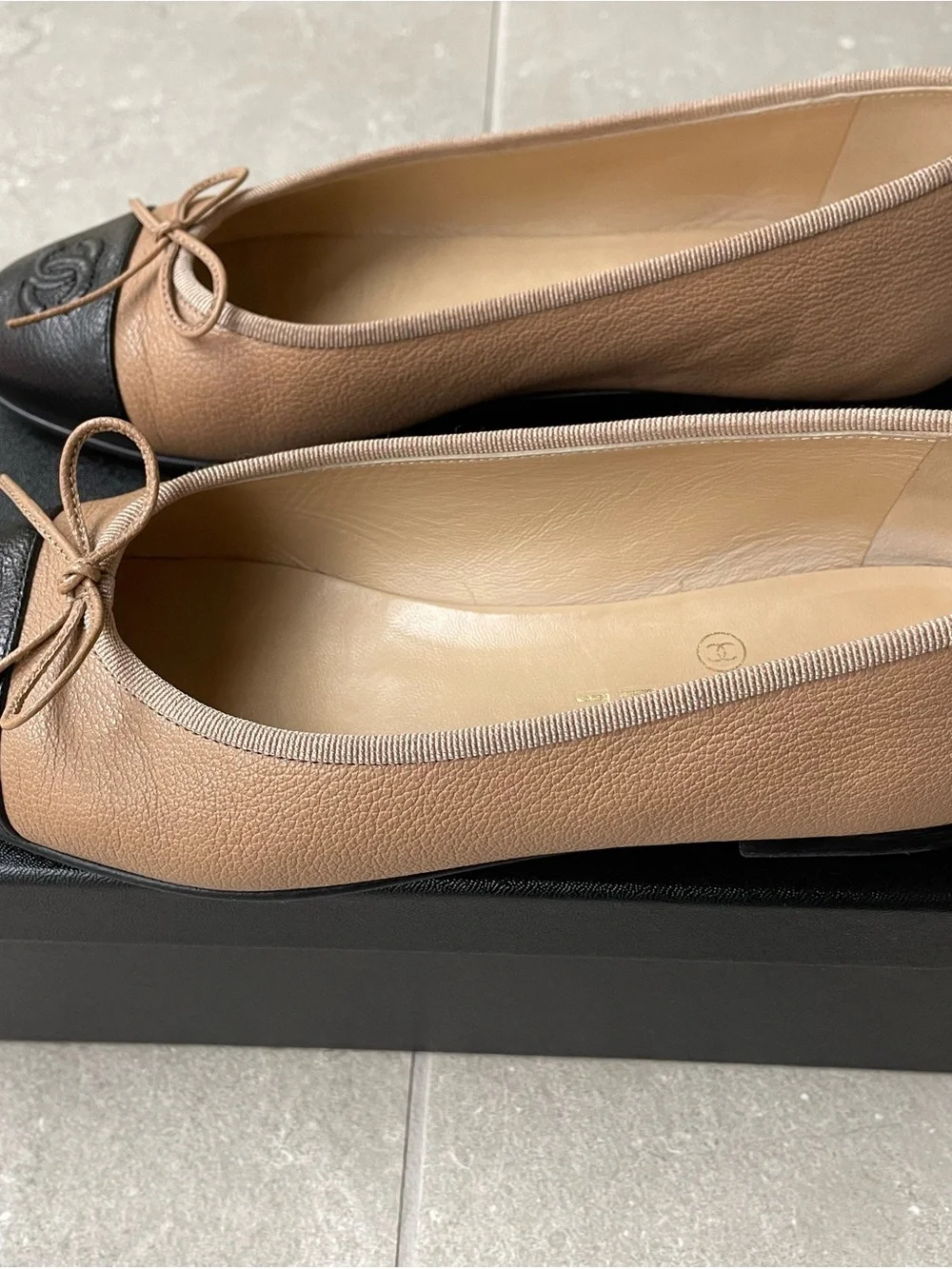 CHANEL Tan Leather Ballet Flats with Black Cap Toe and Bow - size 37.5