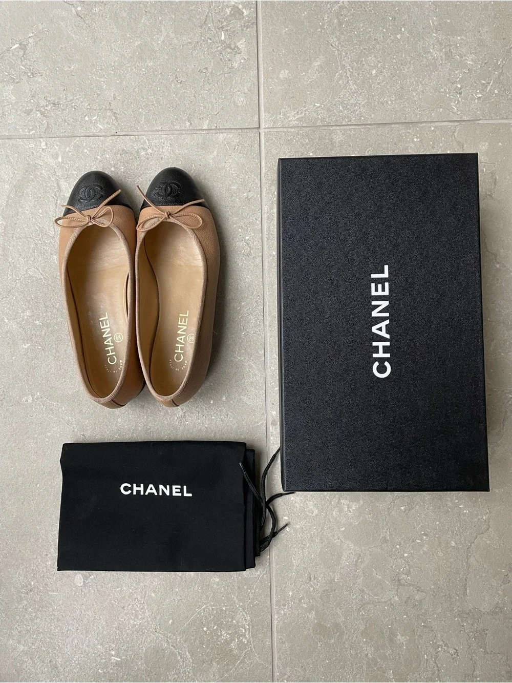 CHANEL Tan Leather Ballet Flats with Black Cap Toe and Bow - size 37.5