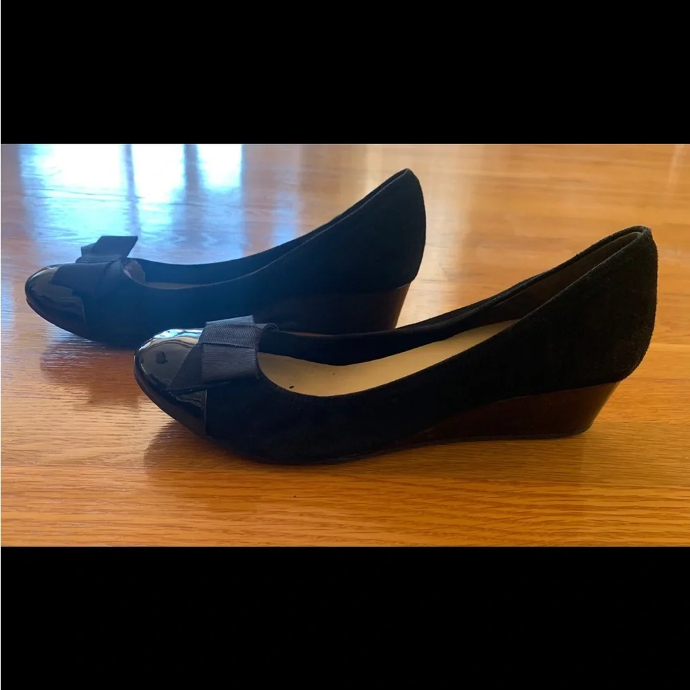 COLE HAAN Womens Ladies Black Swede Patent Leather Wedge Bow Rubber Sole Sz 10.5