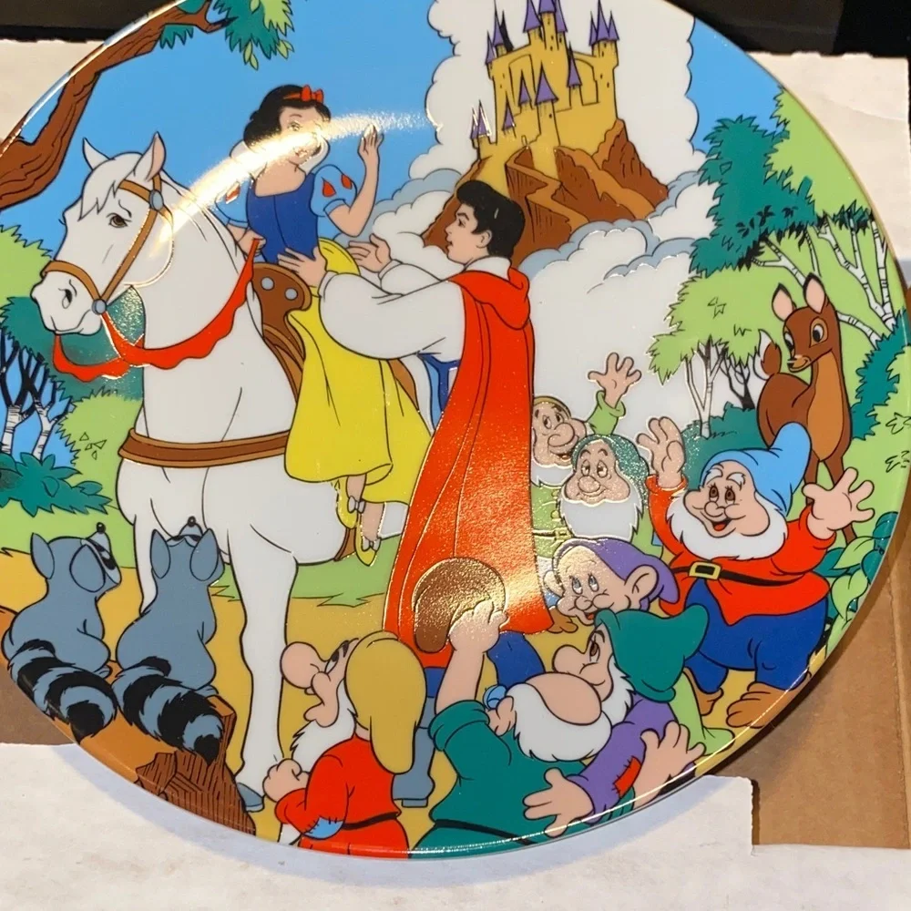 Snow White and the Seven Dwarfs Decorative Plate and Sneezy Dwarf Ornament BX40