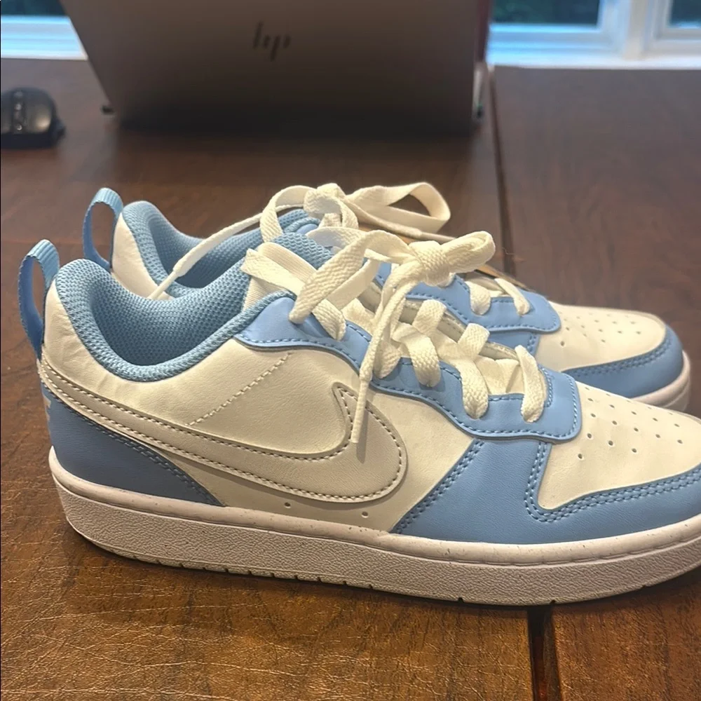 Nike Kids Low-Top Sneaker - White & Light Blue size 4 unisex