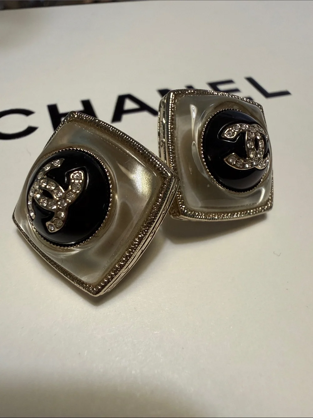 CHANEL these pearl