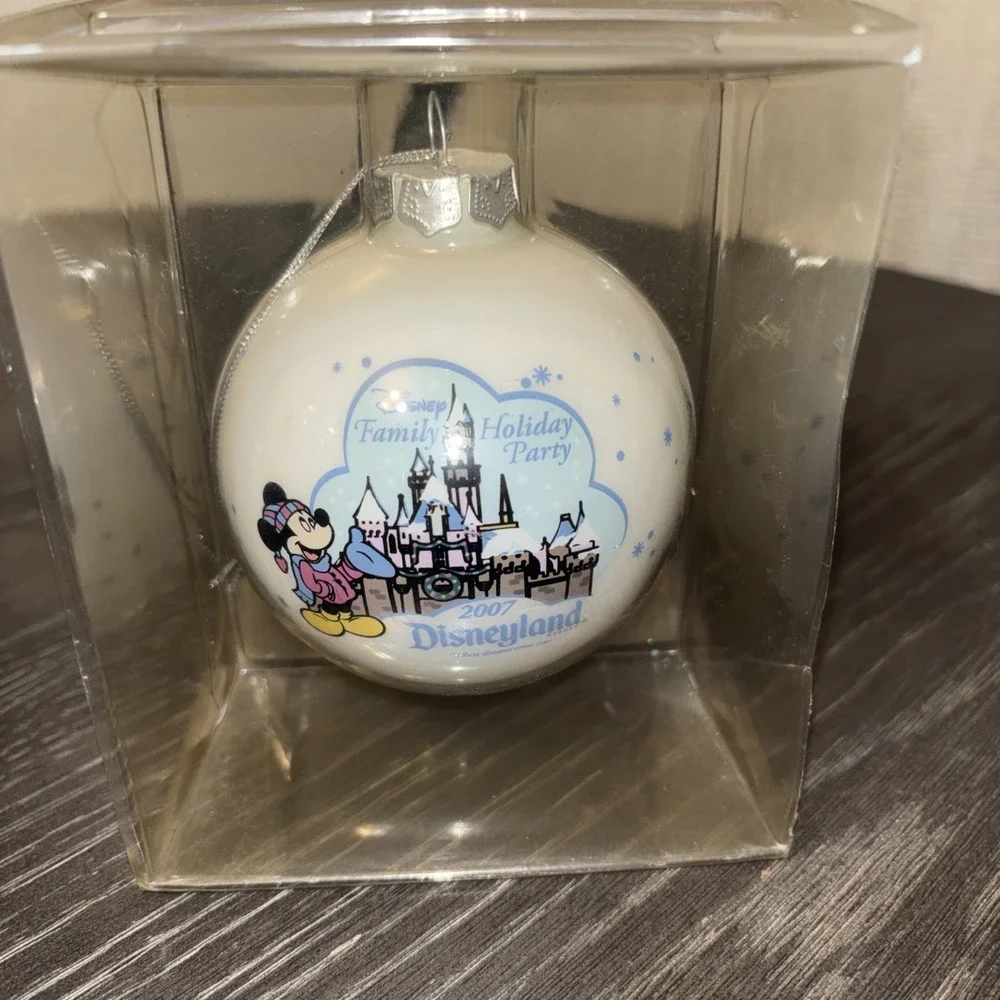 2007 Disneyland Disney Mickey Mouse Family Holiday Glass Christmas‎ Ornament