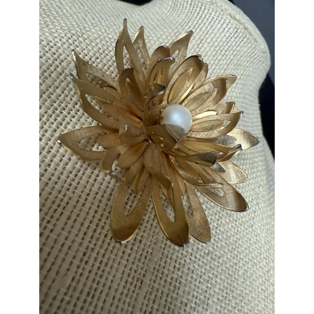 Emmons Brooch Pin three tiered textured gold tone faux pearl‎ 2-3/8