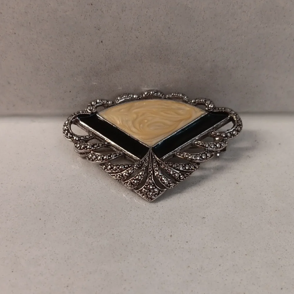 Avon brooch statement