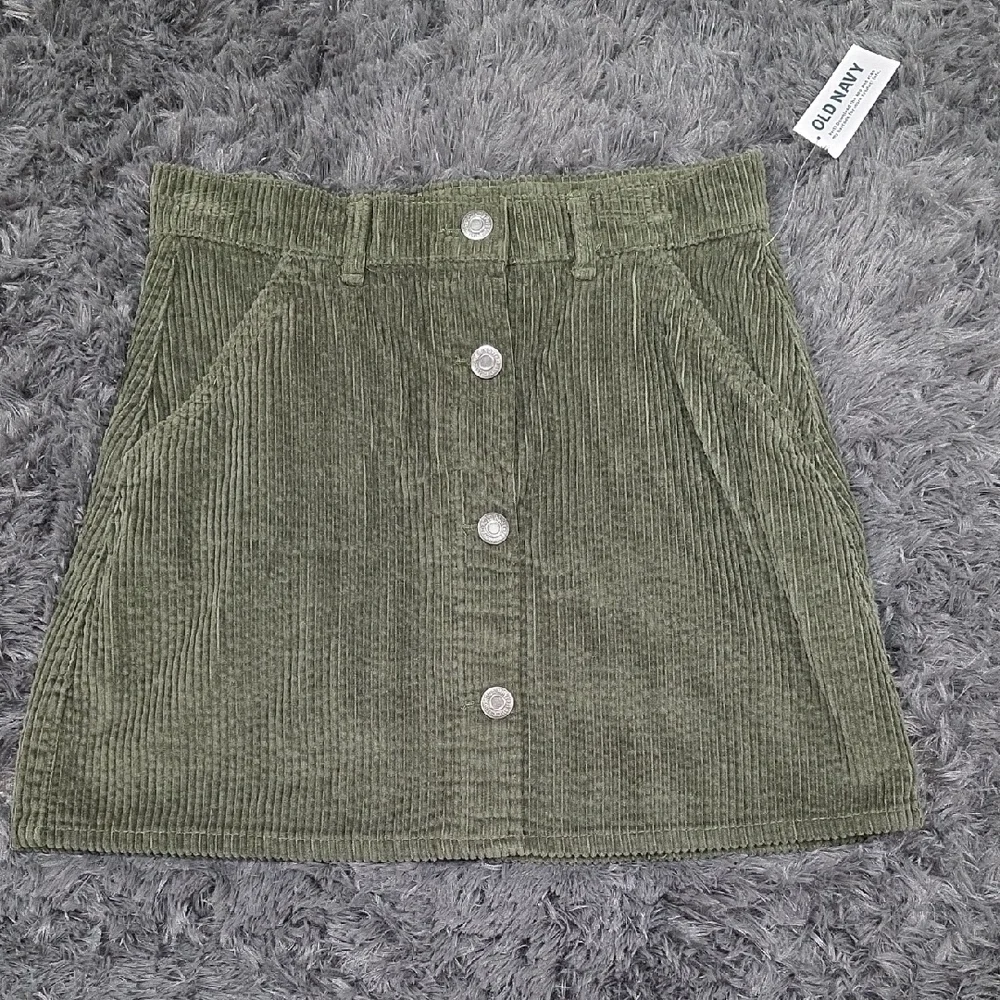 Old Navy - Girls Green Corduroy Mini Skirt. Size L. NWT!