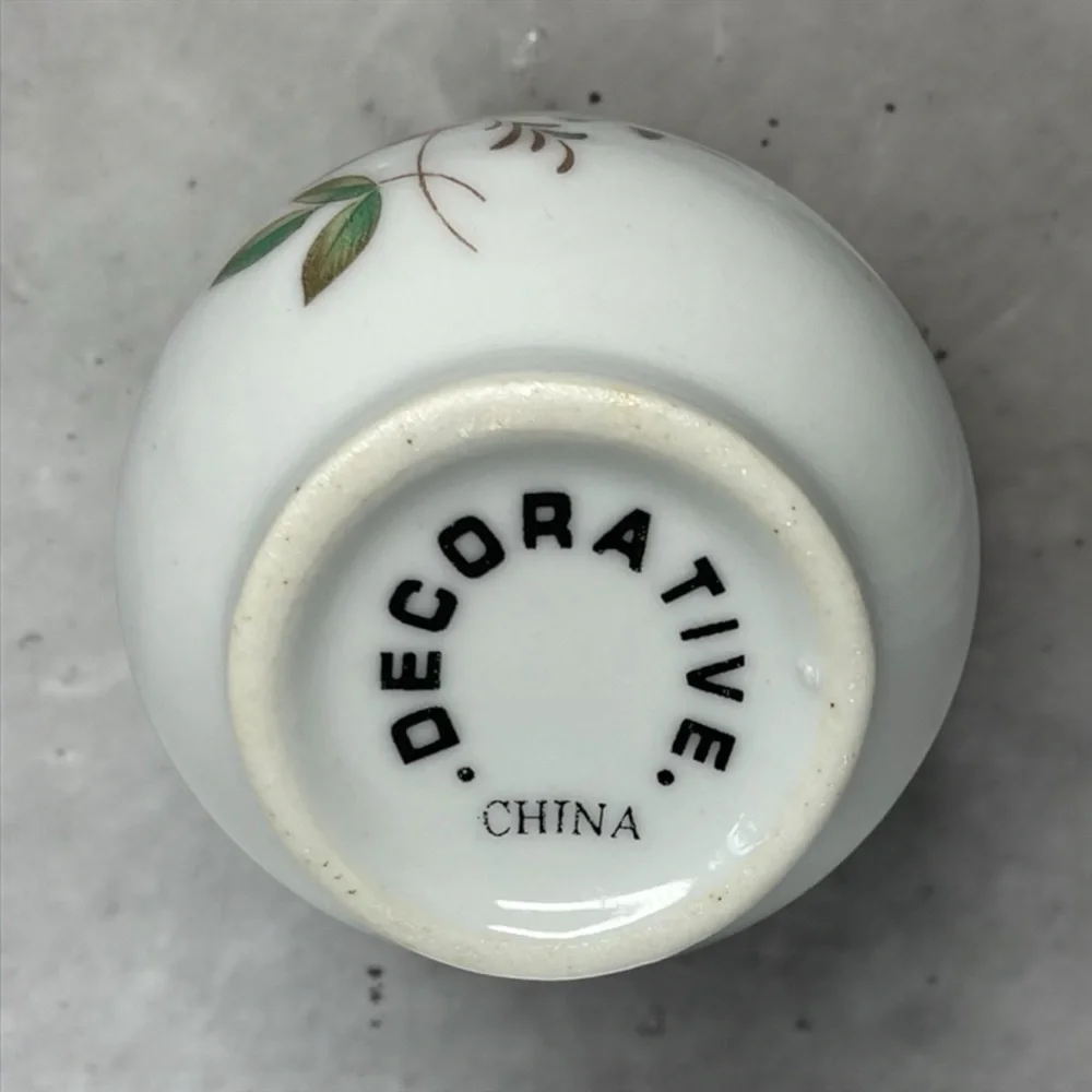 Vintage porcelain it