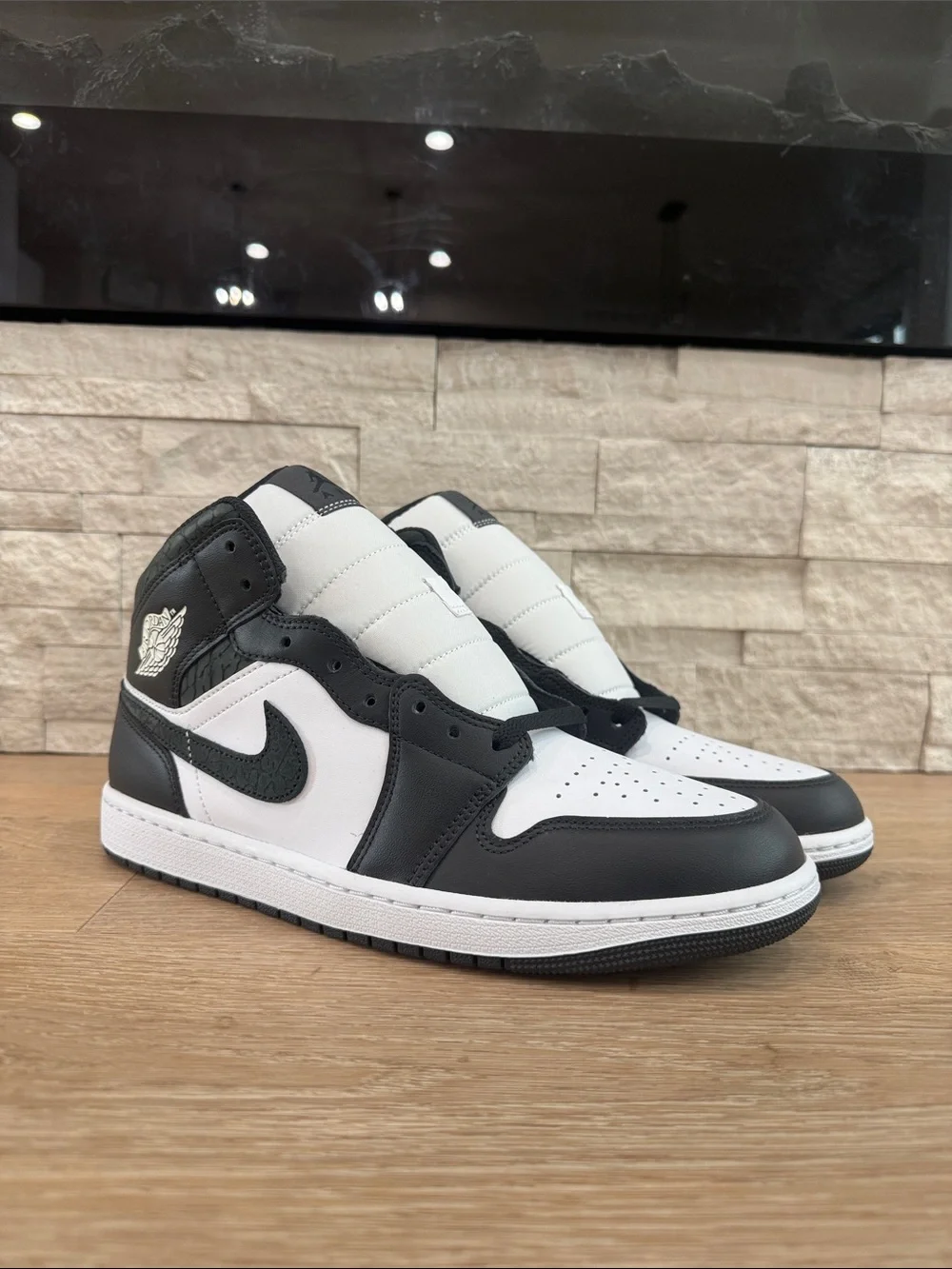 Jordan 1 Mid SE Panda Elephant