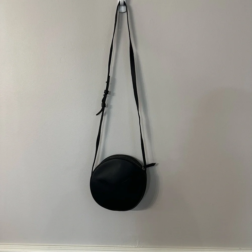 Nisolo Women’s Black Leather Round Zippered Adjustable Crossbody Bag NWOT