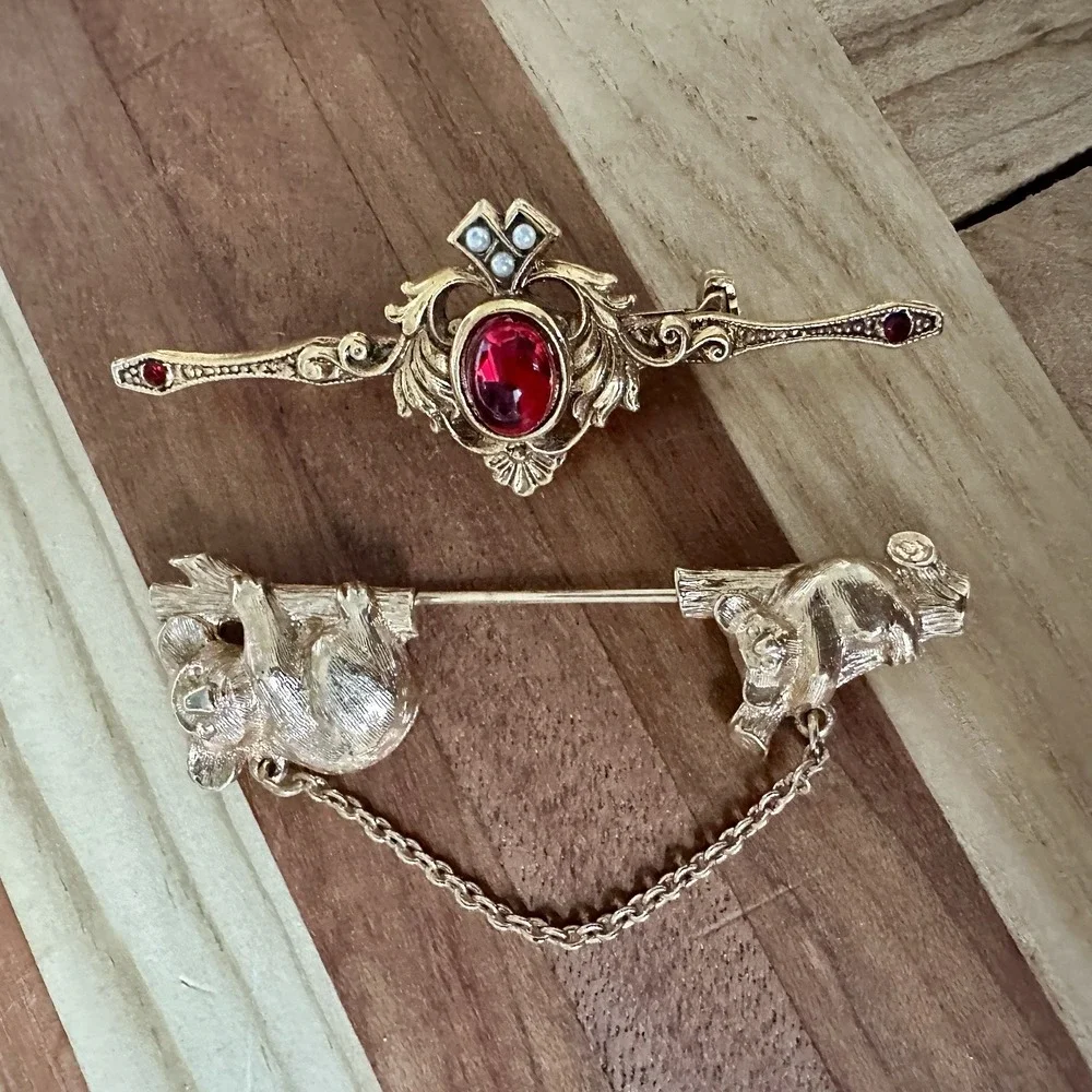 VTG Avon Koala Bear Gold Tone Mama Baby‎ Stick Pin  Red Cabochon 2 Bar Brooches