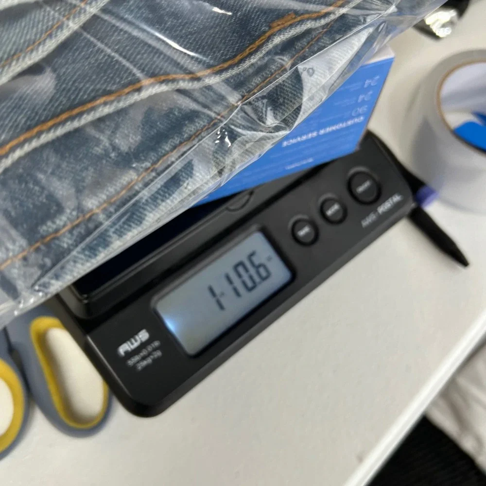 Levis note small