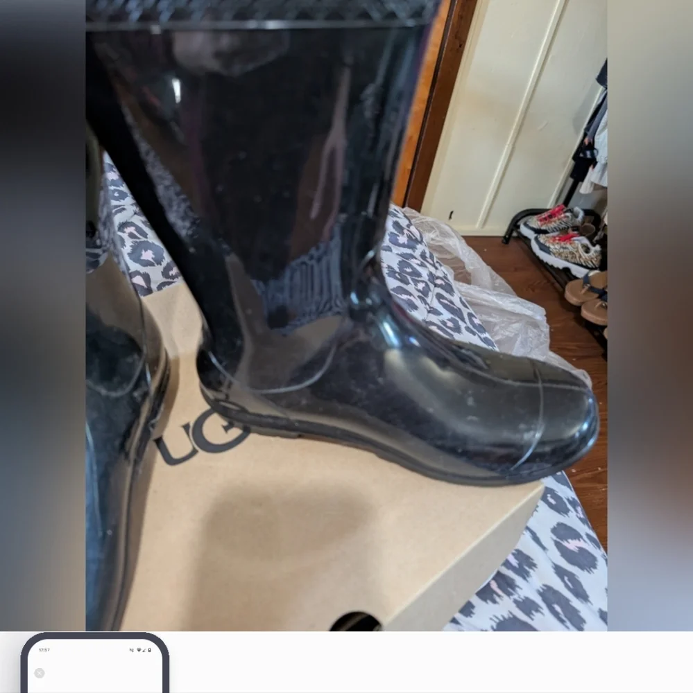 Ugg Woman's Size 6 Rain boots
