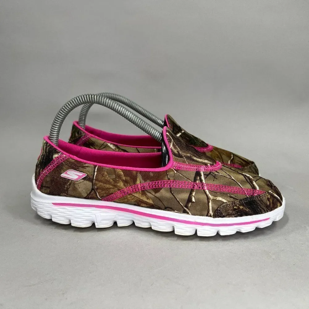 Skechers Girl's Size 5 Go Walk 2 - The Real‎ Deal Slip On Camouflage Sheos