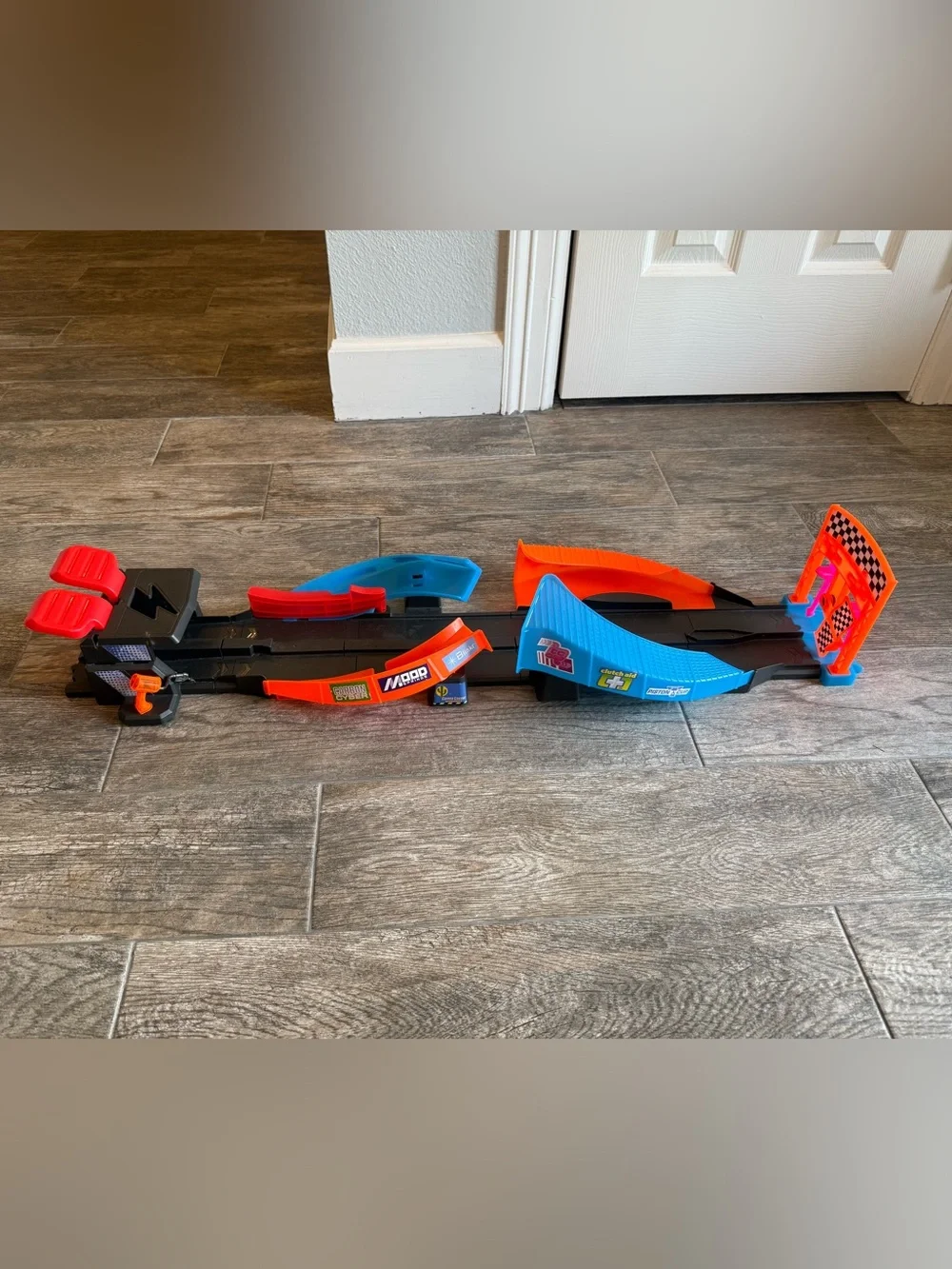 disney pixar cars glow racers launch & criss-cross playset