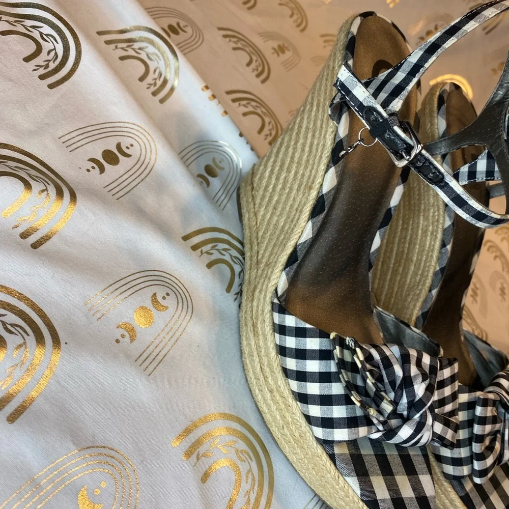 G by Guess chic sandals