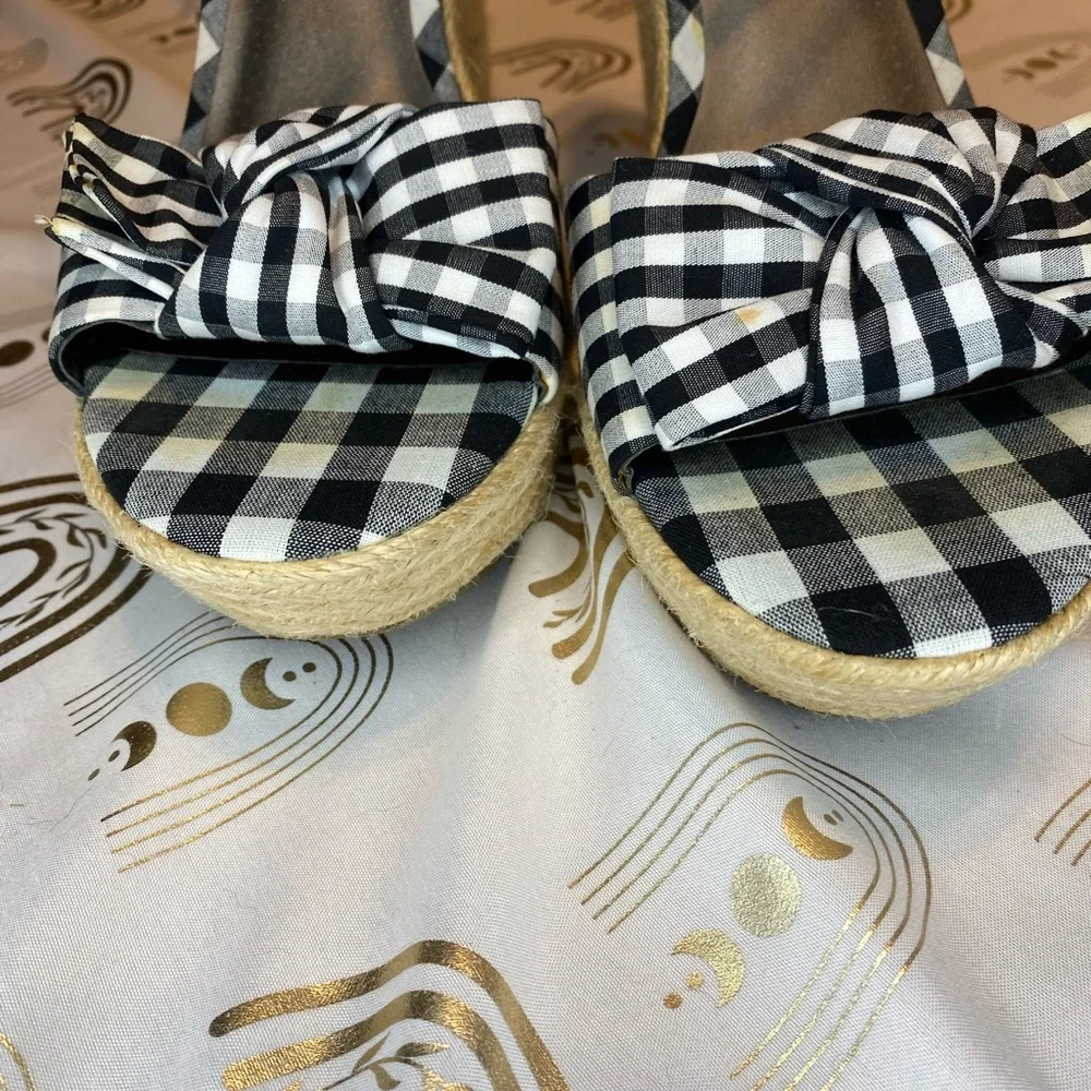 G by Guess chic sandals