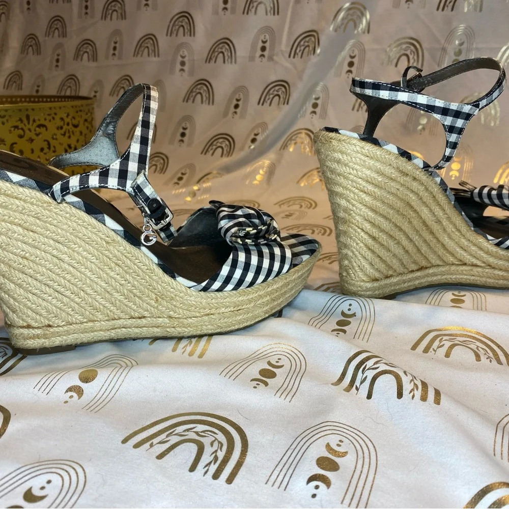 G by Guess chic sandals