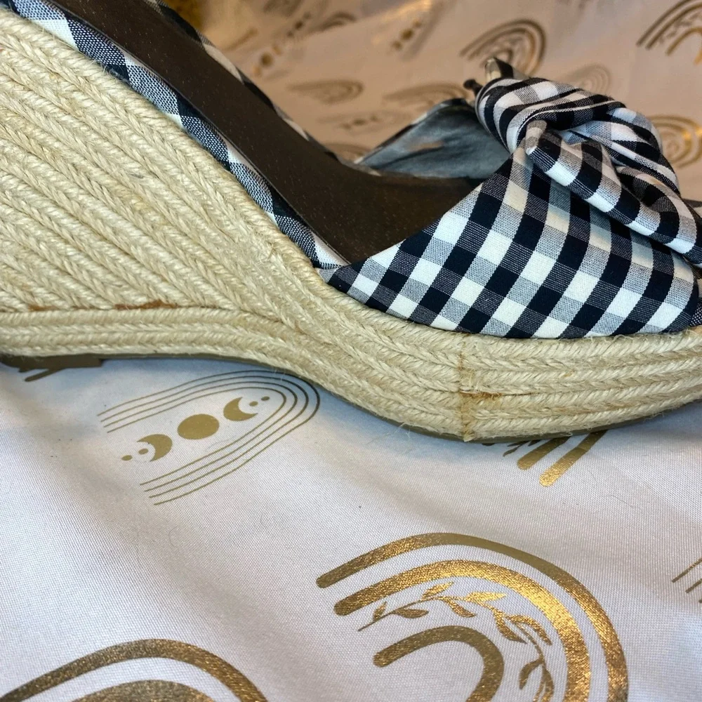 G by Guess chic sandals