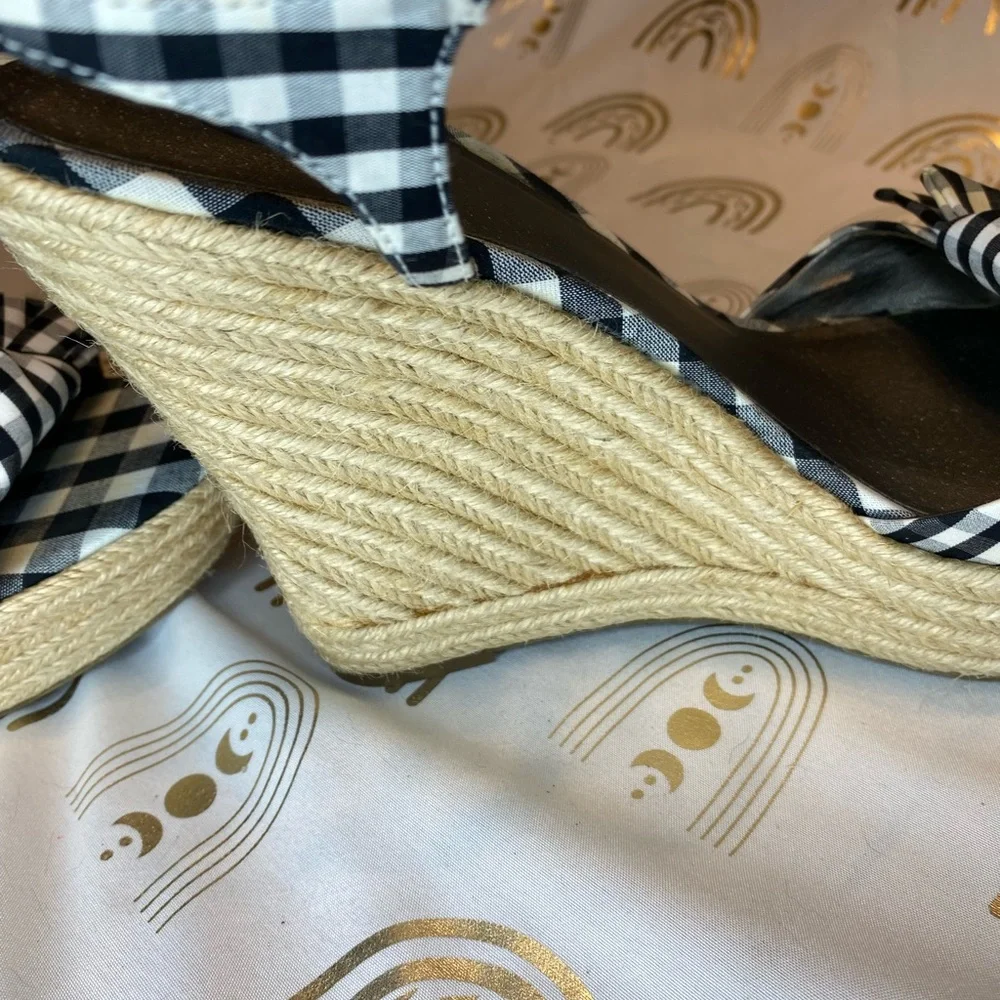 G by Guess chic sandals