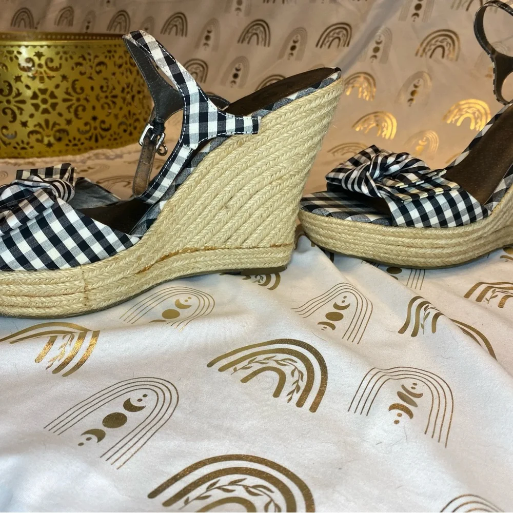 G by Guess chic sandals