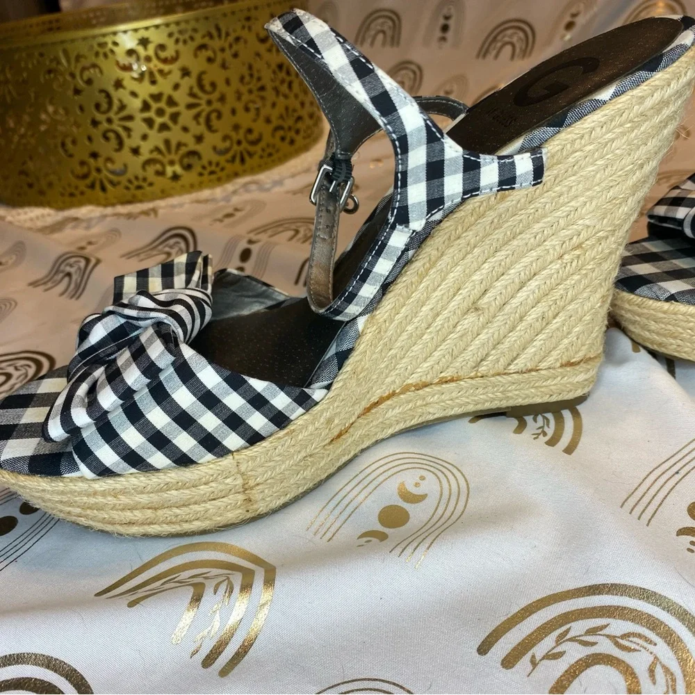 G by Guess chic sandals