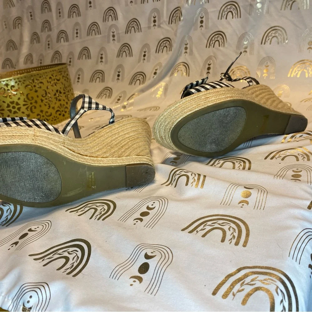 G by Guess chic sandals