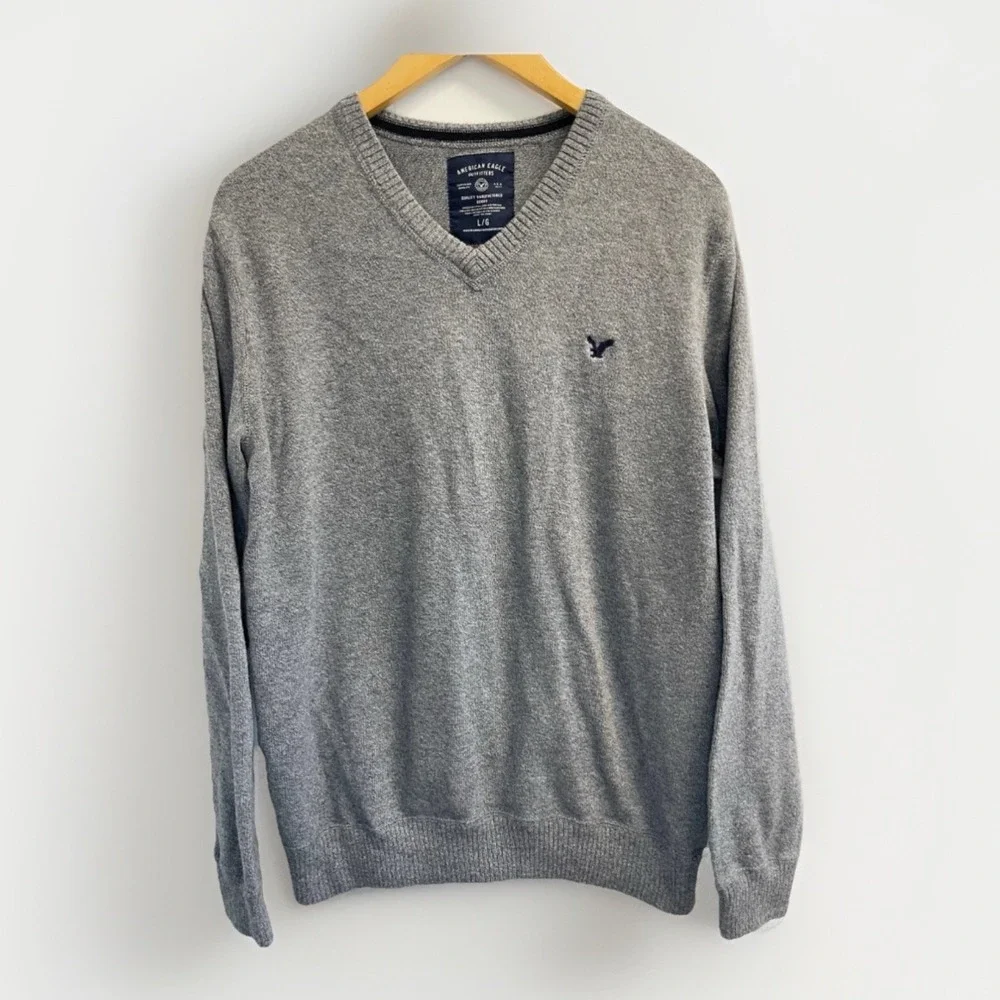 American Eagle Sweater Men's Large Athletic Fit V-Neck Gray Knit w/Logo‎