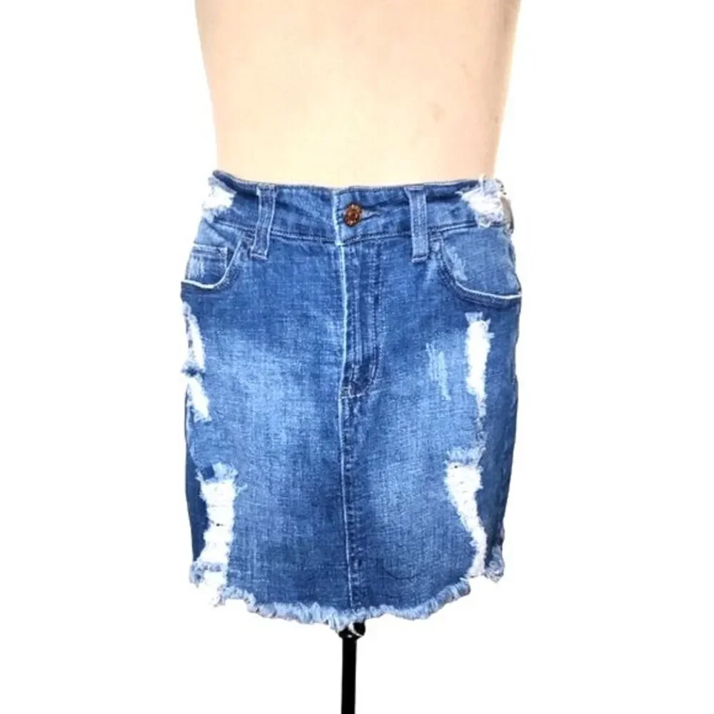 Celebrity Pink Distressed Cadillac Med Wash Denim Mini Skirt Size 7/28‎