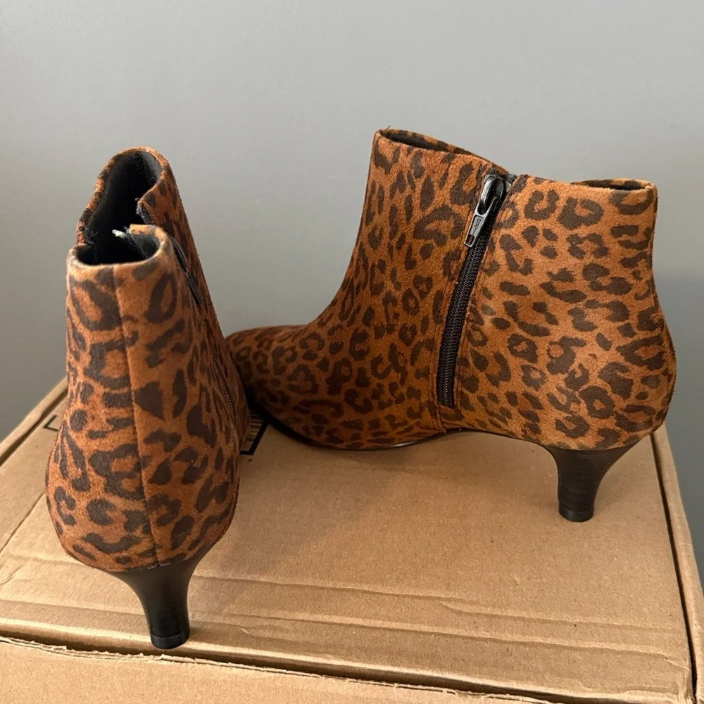 Clarks width approximately 52