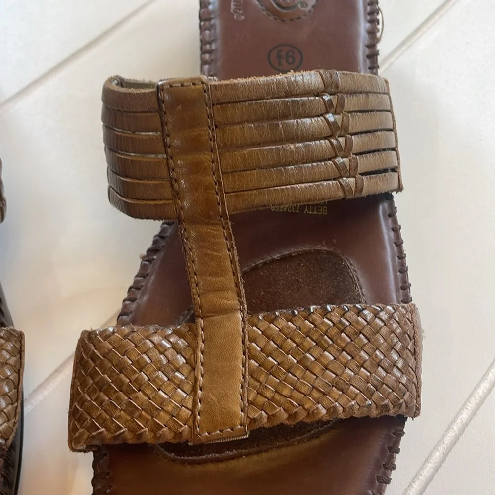 Dr. Scholls brown color
