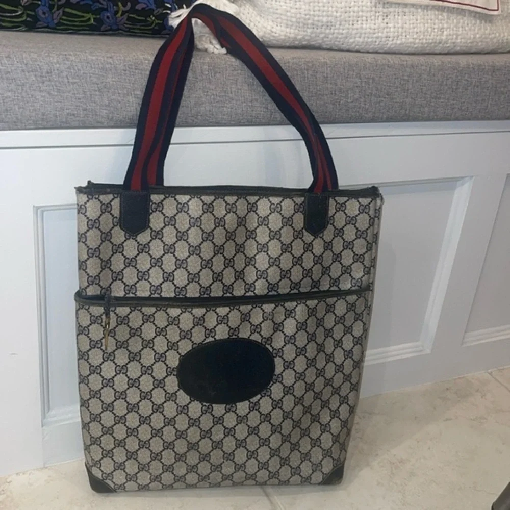 Gucci Lee vintage shoulder bag with the classic red and blue handles