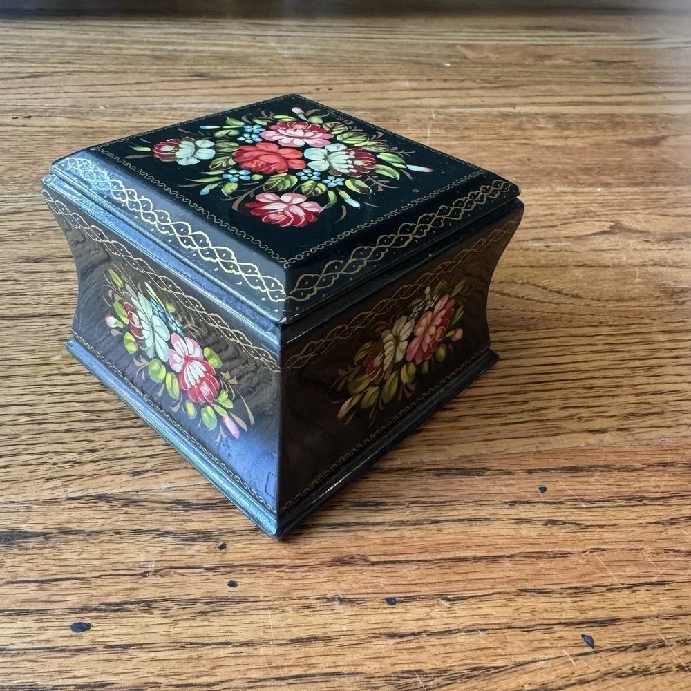 N/A gold flowers