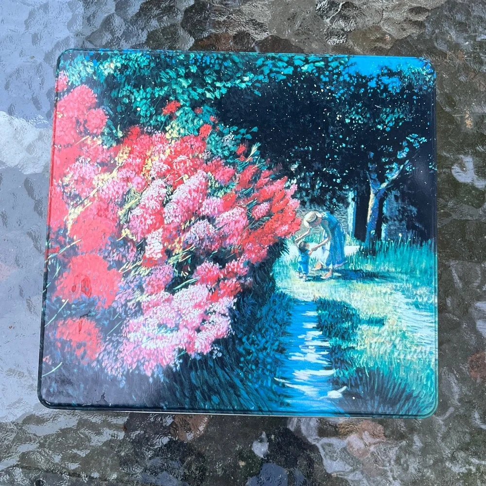 Vintage Tin box. biscuit tin.