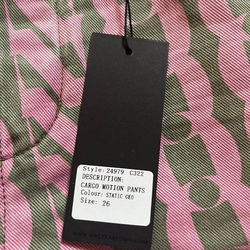 One Teaspoon Cargo Motion Jeans Static CEO Print Pink & Army Green NWT Size 26